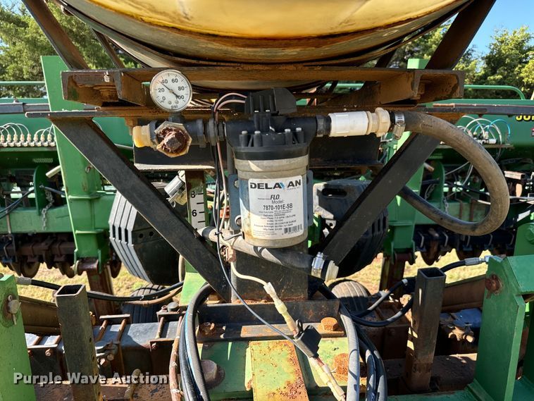 image for item LF9974 2000 John Deere 1520 no-till grain drill