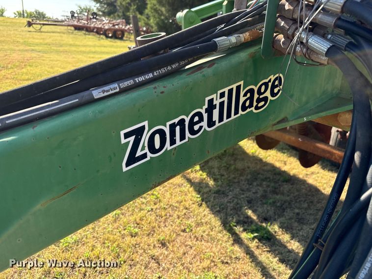 image for item LF9974 2000 John Deere 1520 no-till grain drill