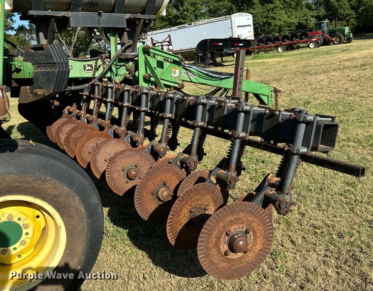 image for item LF9974 2000 John Deere 1520 no-till grain drill