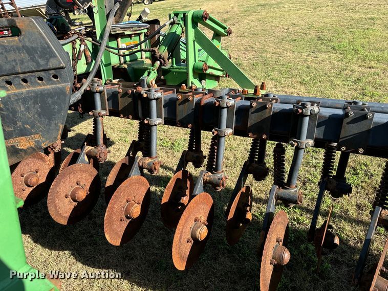 image for item LF9974 2000 John Deere 1520 no-till grain drill