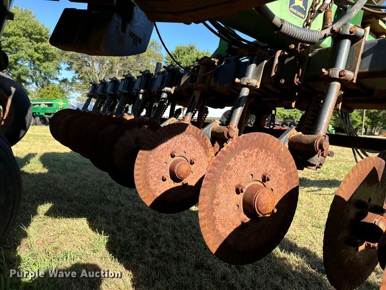 image for item LF9974 2000 John Deere 1520 no-till grain drill