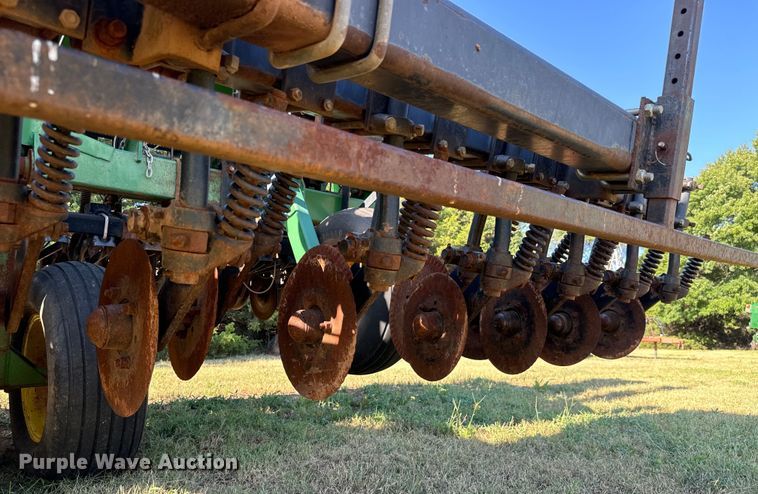 image for item LF9974 2000 John Deere 1520 no-till grain drill