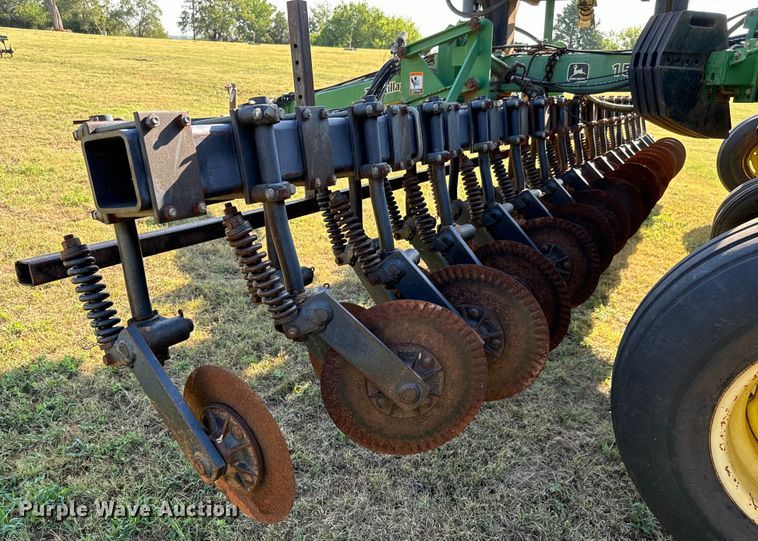 image for item LF9974 2000 John Deere 1520 no-till grain drill
