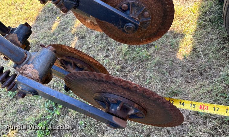 image for item LF9974 2000 John Deere 1520 no-till grain drill