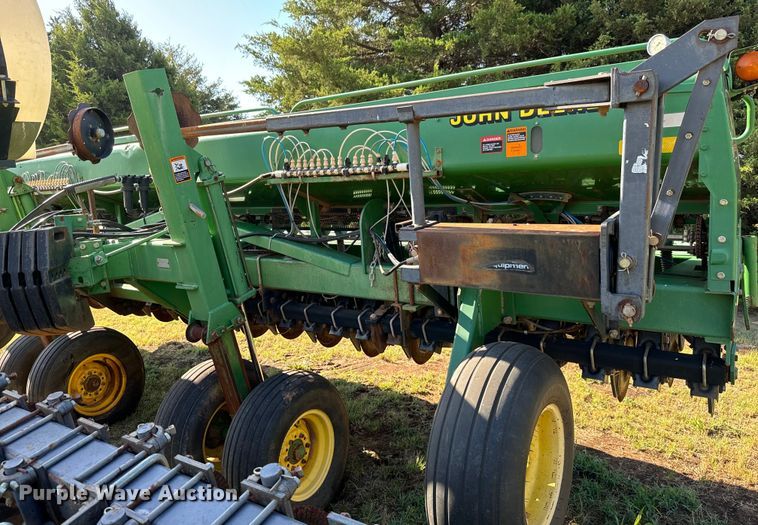 image for item LF9974 2000 John Deere 1520 no-till grain drill