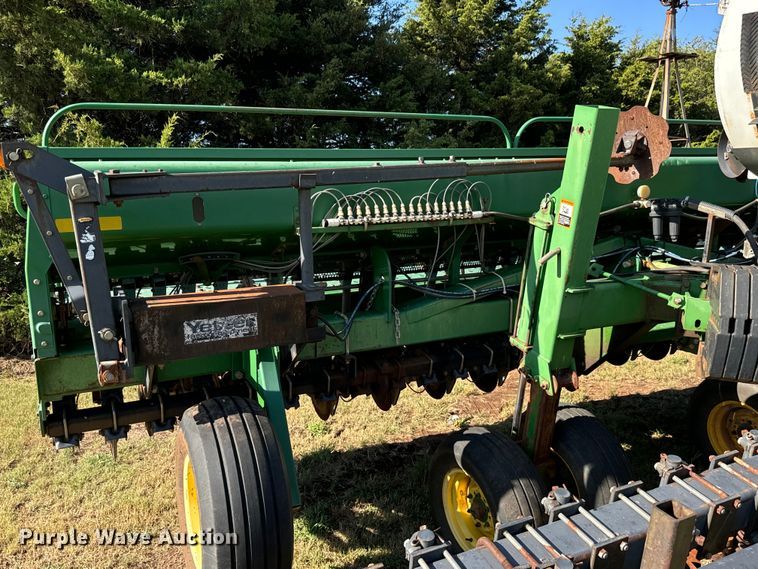 image for item LF9974 2000 John Deere 1520 no-till grain drill