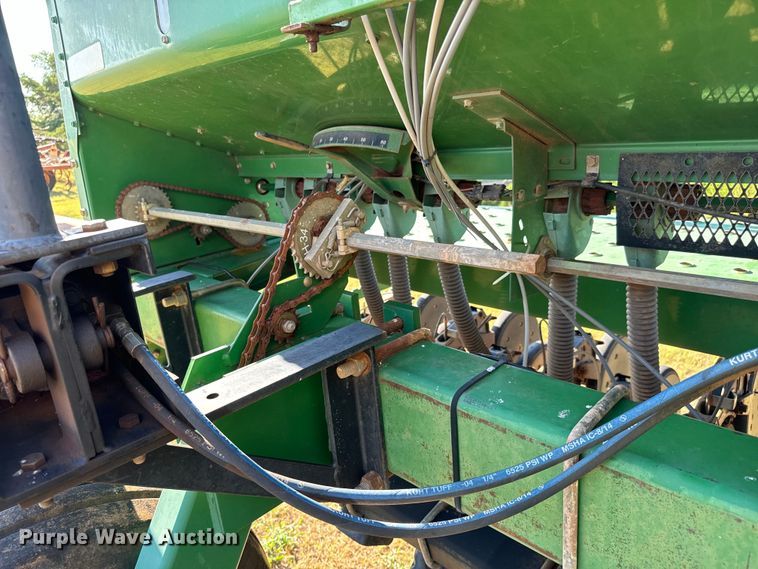 image for item LF9974 2000 John Deere 1520 no-till grain drill