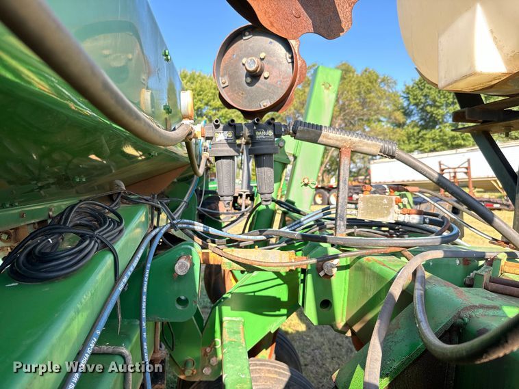 image for item LF9974 2000 John Deere 1520 no-till grain drill