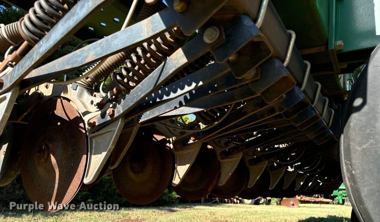 image for item LF9974 2000 John Deere 1520 no-till grain drill