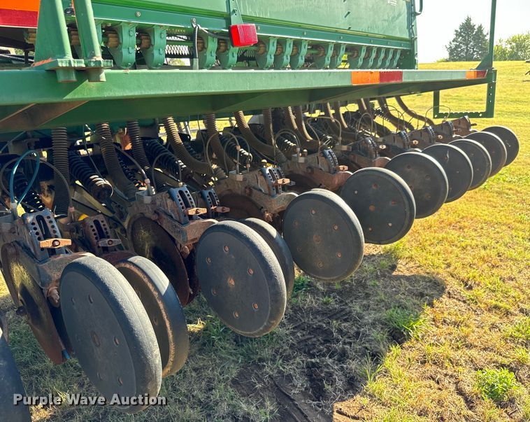 image for item LF9974 2000 John Deere 1520 no-till grain drill