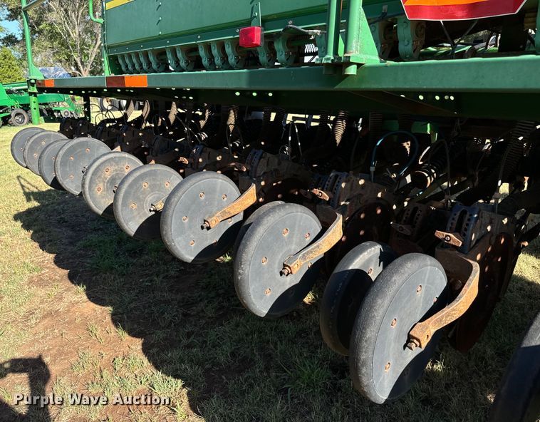 image for item LF9974 2000 John Deere 1520 no-till grain drill