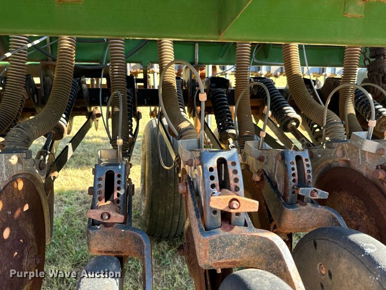 image for item LF9974 2000 John Deere 1520 no-till grain drill