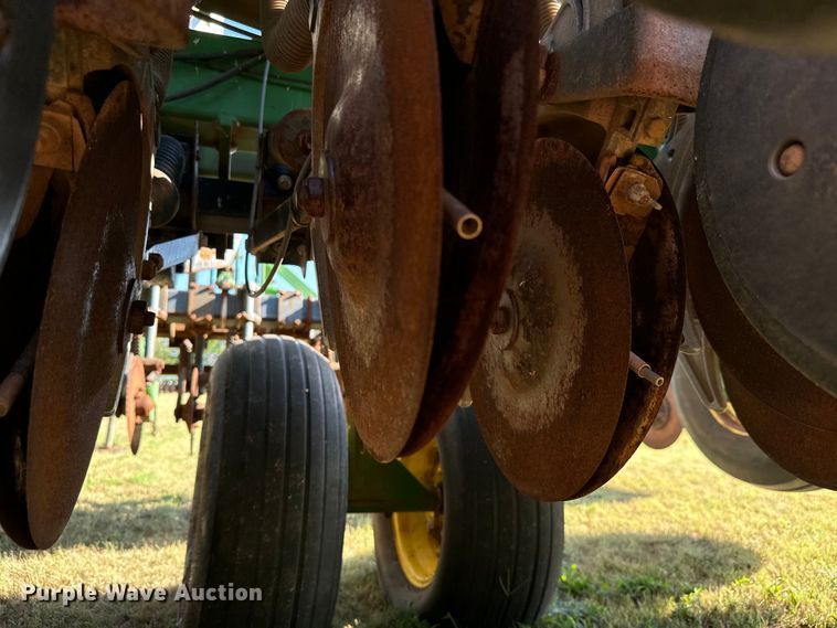 image for item LF9974 2000 John Deere 1520 no-till grain drill