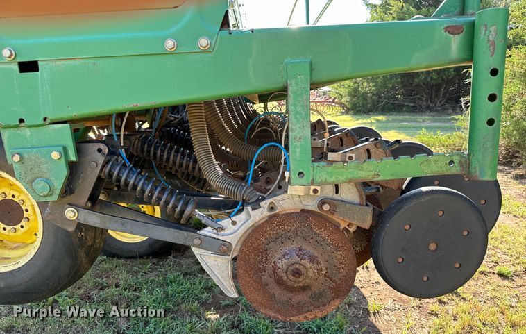 image for item LF9974 2000 John Deere 1520 no-till grain drill