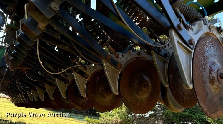 image for item LF9974 2000 John Deere 1520 no-till grain drill