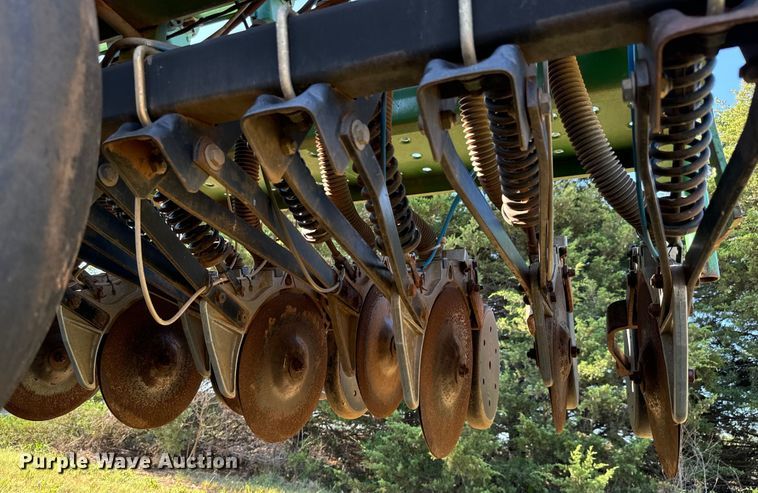 image for item LF9974 2000 John Deere 1520 no-till grain drill