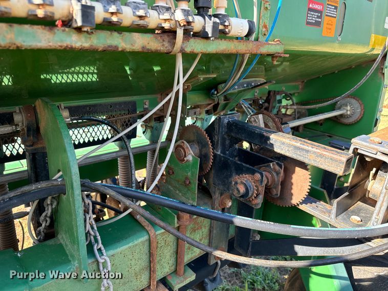 image for item LF9974 2000 John Deere 1520 no-till grain drill