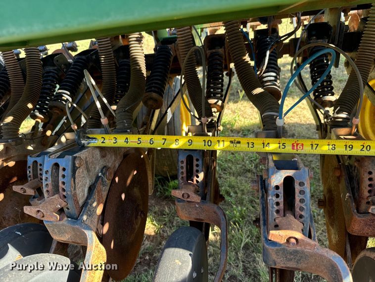 image for item LF9974 2000 John Deere 1520 no-till grain drill