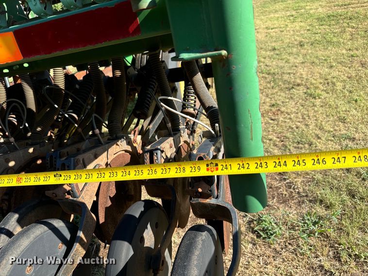 image for item LF9974 2000 John Deere 1520 no-till grain drill
