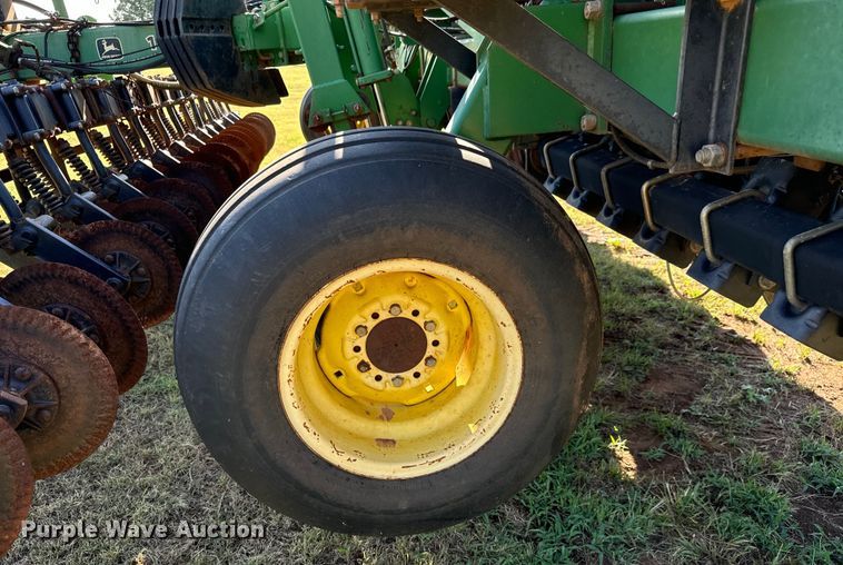 image for item LF9974 2000 John Deere 1520 no-till grain drill