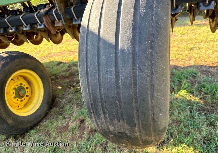 image for item LF9974 2000 John Deere 1520 no-till grain drill