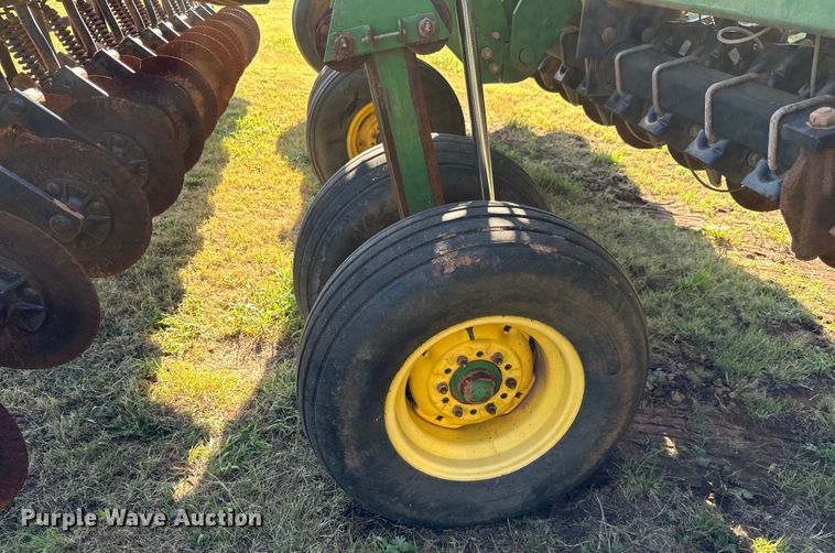 image for item LF9974 2000 John Deere 1520 no-till grain drill