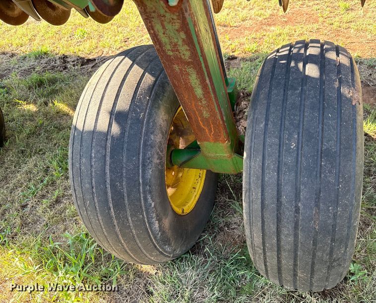 image for item LF9974 2000 John Deere 1520 no-till grain drill