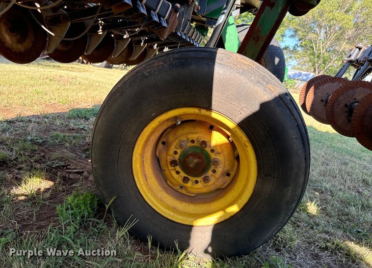 image for item LF9974 2000 John Deere 1520 no-till grain drill