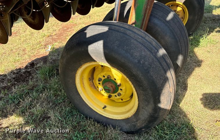 image for item LF9974 2000 John Deere 1520 no-till grain drill