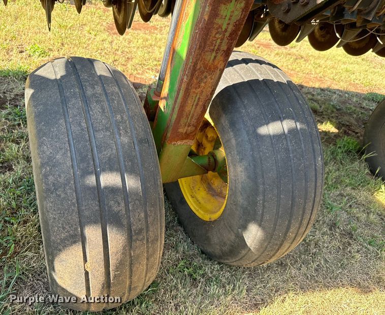 image for item LF9974 2000 John Deere 1520 no-till grain drill