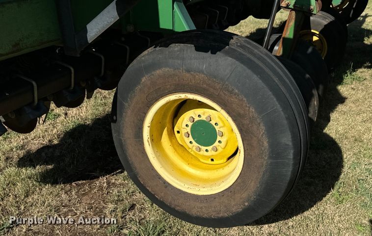 image for item LF9974 2000 John Deere 1520 no-till grain drill