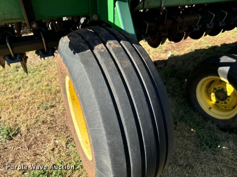 image for item LF9974 2000 John Deere 1520 no-till grain drill