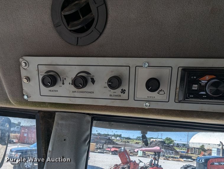 image for item NW9748 2000 Case 8870 swather / windrower