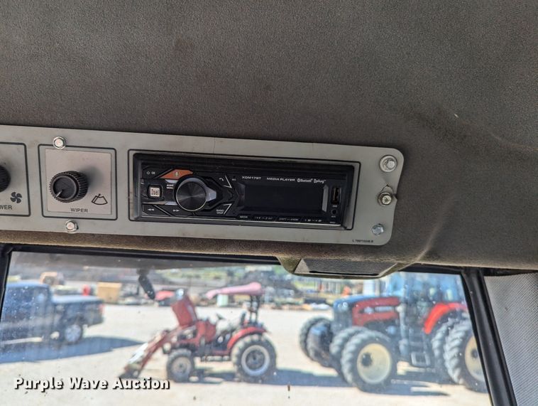 image for item NW9748 2000 Case 8870 swather / windrower