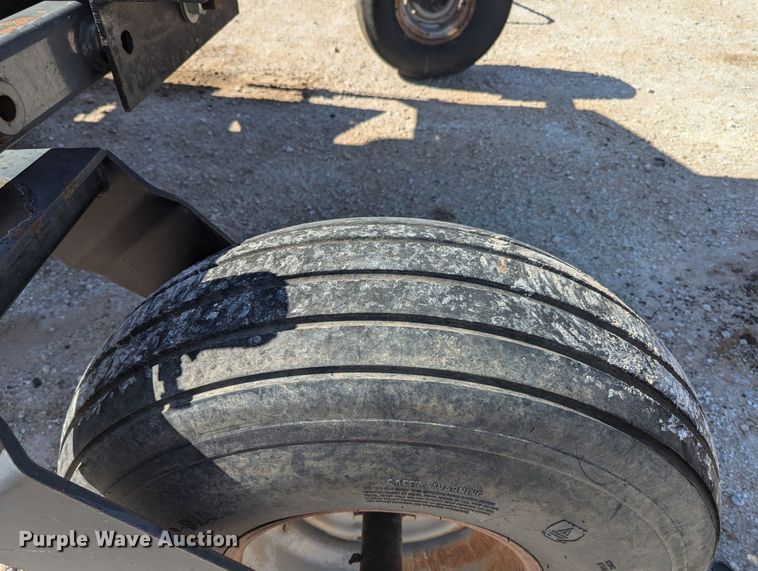 image for item NW9748 2000 Case 8870 swather / windrower