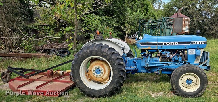 image for item OJ9803 1990 Ford 2810 tractor