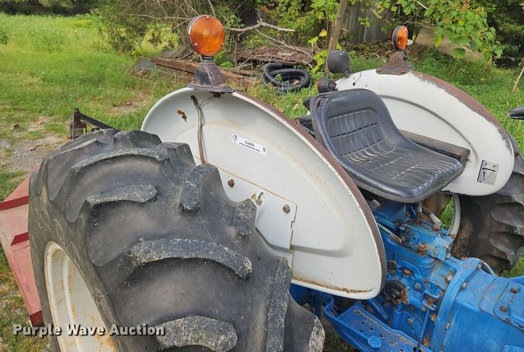 image for item OJ9803 1990 Ford 2810 tractor