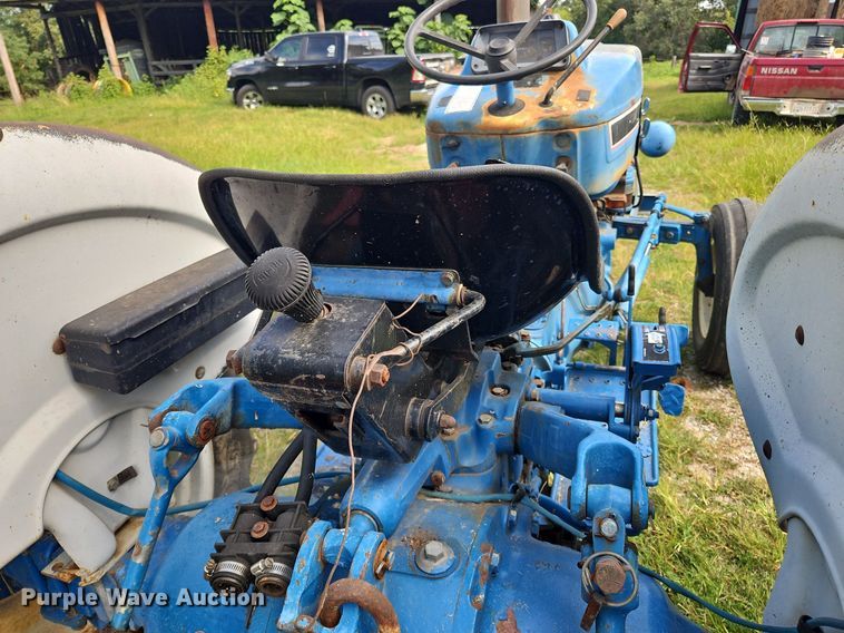 image for item OJ9803 1990 Ford 2810 tractor