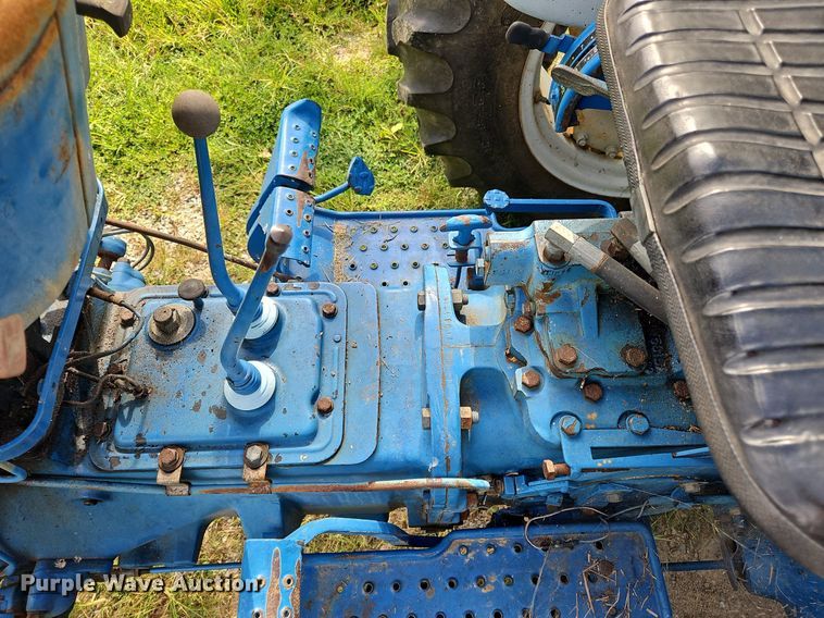 image for item OJ9803 1990 Ford 2810 tractor