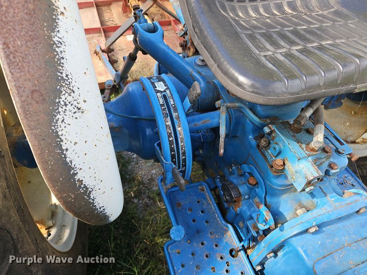 image for item OJ9803 1990 Ford 2810 tractor
