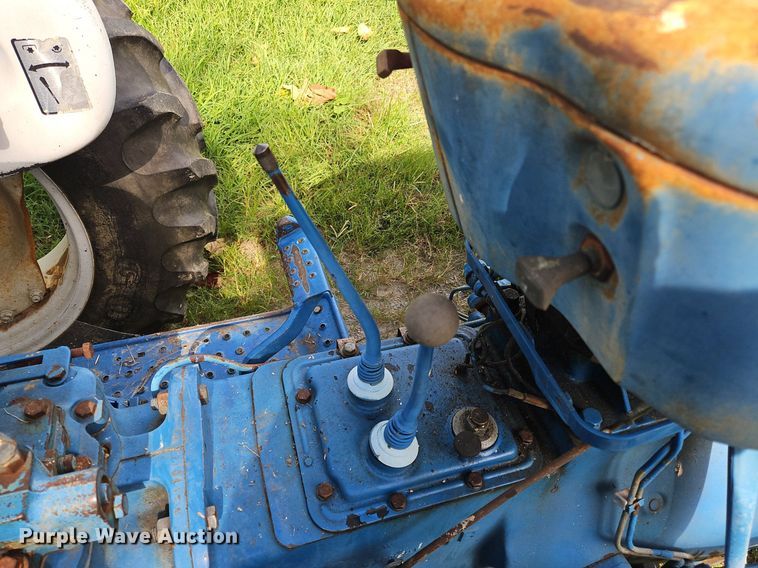 image for item OJ9803 1990 Ford 2810 tractor