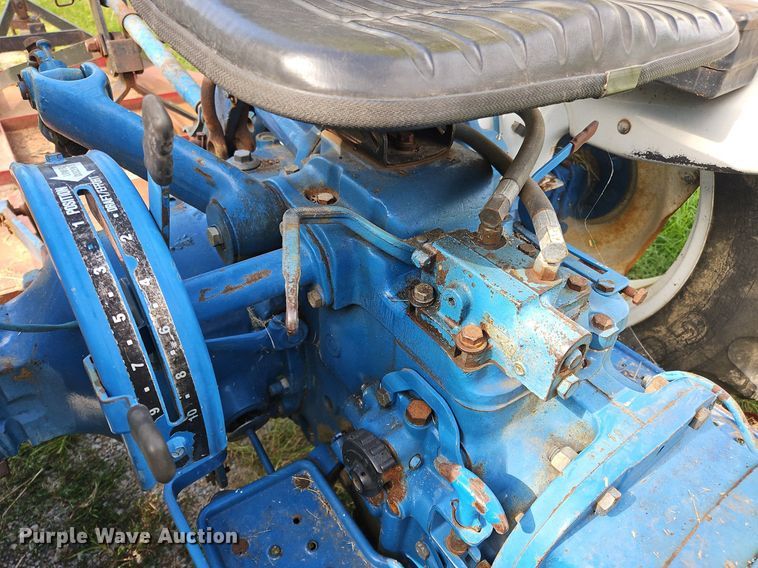image for item OJ9803 1990 Ford 2810 tractor
