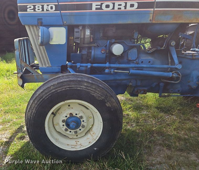 image for item OJ9803 1990 Ford 2810 tractor