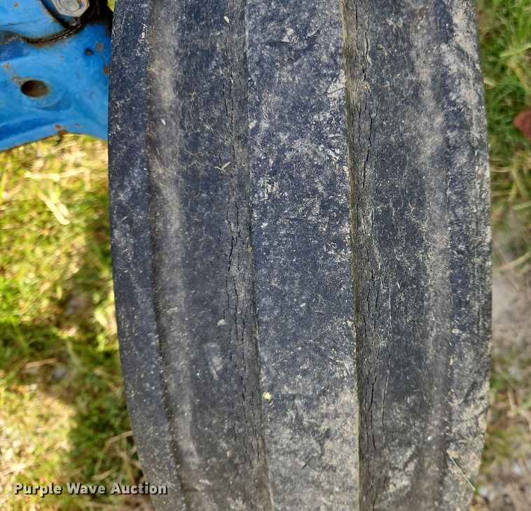 image for item OJ9803 1990 Ford 2810 tractor