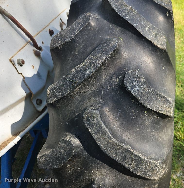 image for item OJ9803 1990 Ford 2810 tractor