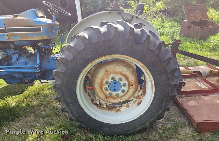 image for item OJ9803 1990 Ford 2810 tractor