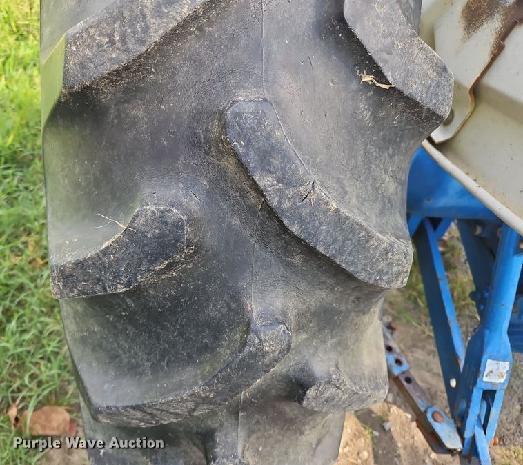 image for item OJ9803 1990 Ford 2810 tractor