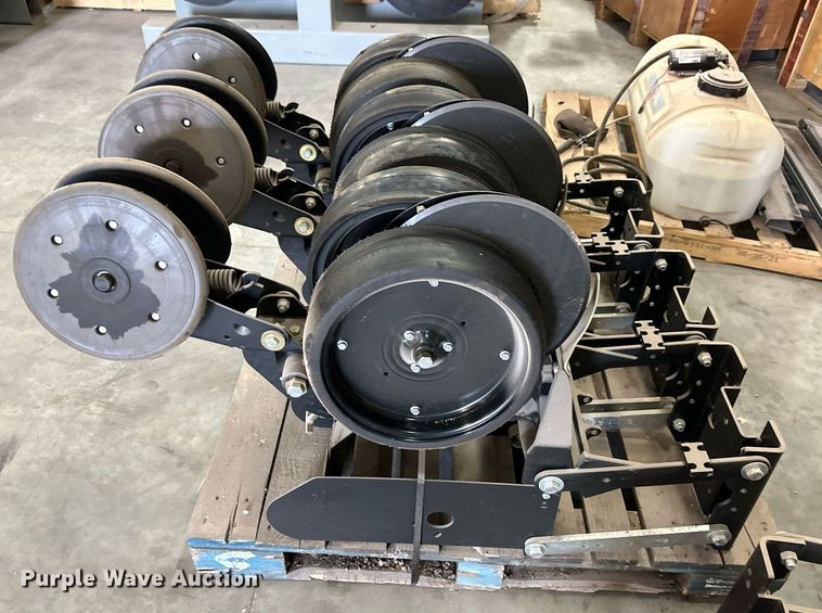 image for item OM9620 (12) AME planter row units