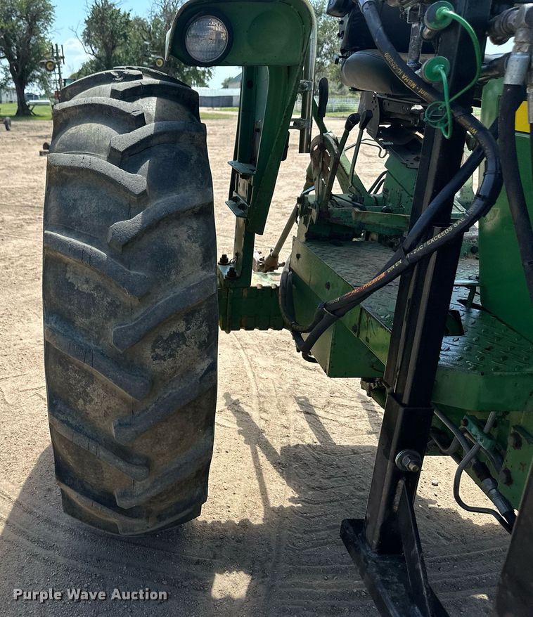 image for item OM9647 1981 John Deere 2940 tractor