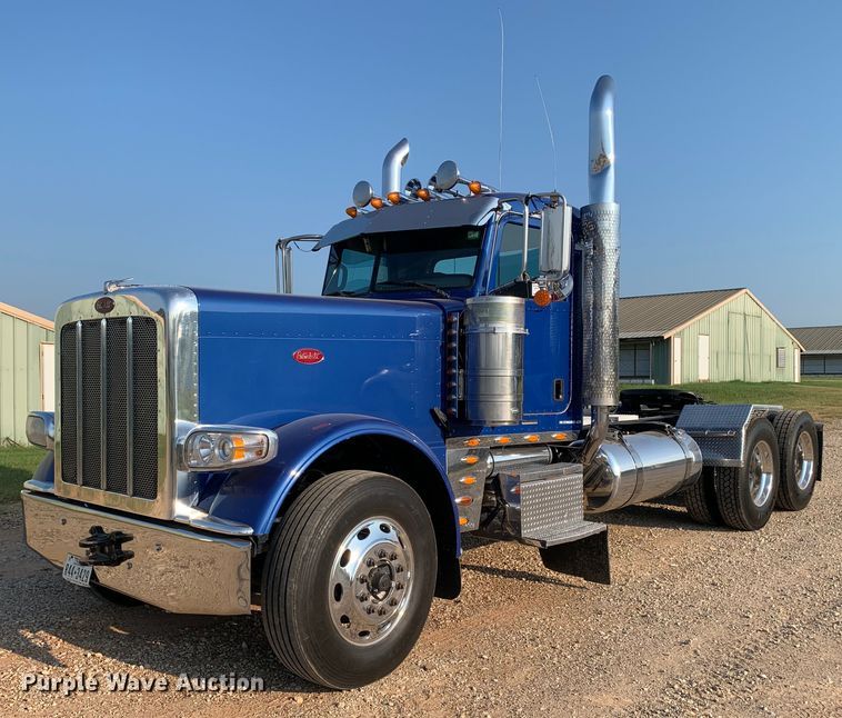 image for item DM1752 2016 Peterbilt  389 semi truck